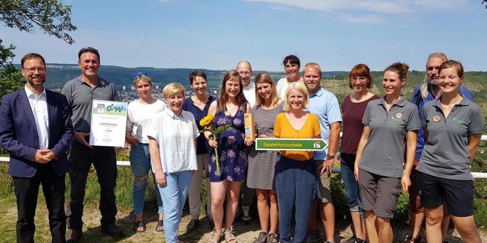 Vertreter der Stadt Jena mit der Urkunde für den ersten Preis für die SaaleHorizontale.