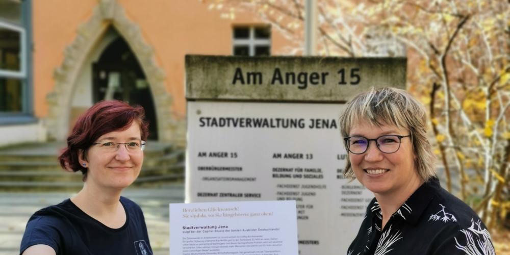 Zwei Frauen halten eine Urkunde