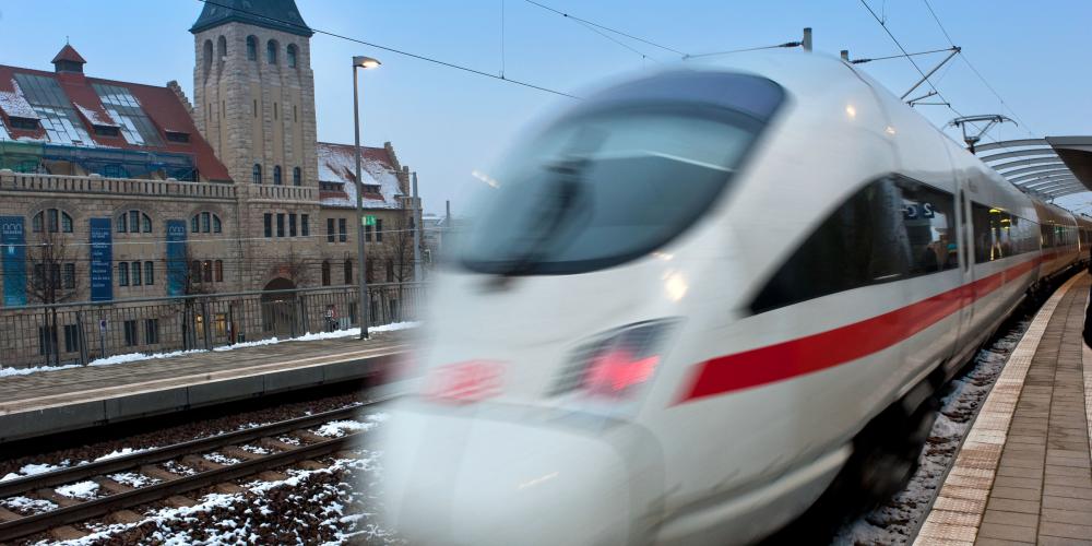 Volksbad von Außen - ICE im Vordergrund