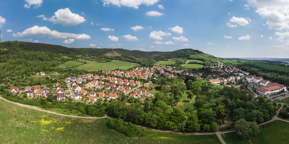 Ein Panorama einer dörflichen Siedlung