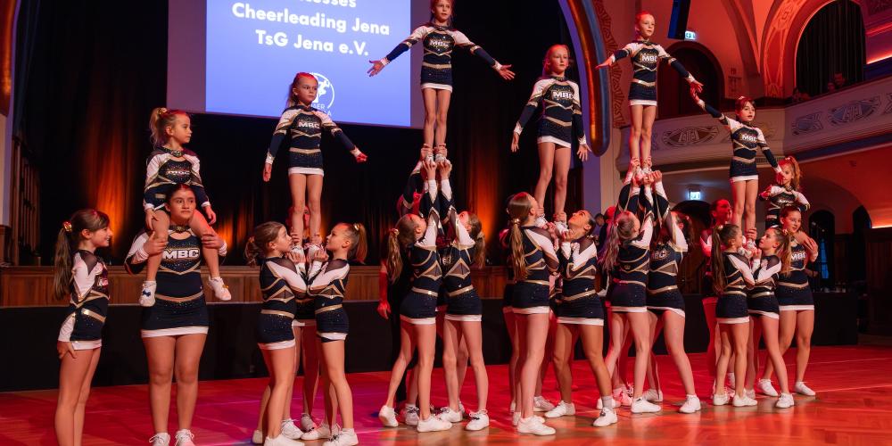 Turnerinnen führen eine Choreographie auf der Bühne im Volkshaus auf
