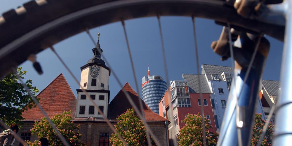 Blick aufs Historische Rathaus Jena durch die Speichen eines Fahrrad-Rades