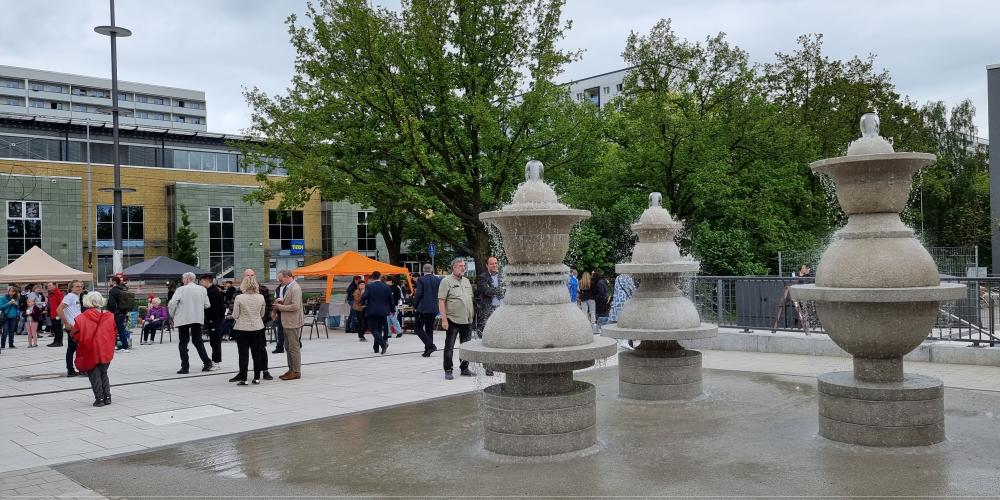 Der Vorplatz des Jugendzentrums "Westside" mit dem Kegelbrunnen.