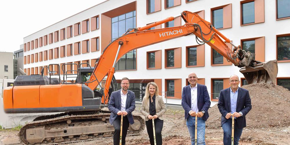 Dr. Thomas Nitzsche, Beate Wachenbrunner, Prof. Dr. Ulrich S. Schubert und Prof. Dr. Georg Pohnert (v.l.) beim ersten Spatenstich des neue Gründerzentrums „lab2fab“