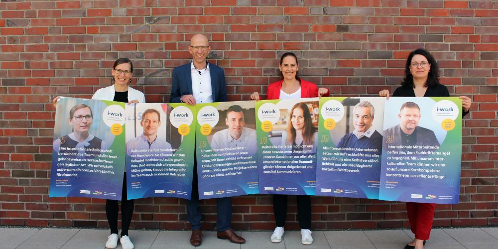 Gruppenfoto mit Plakaten