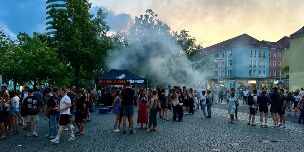 Menschen n der Stadt feiern eine Party