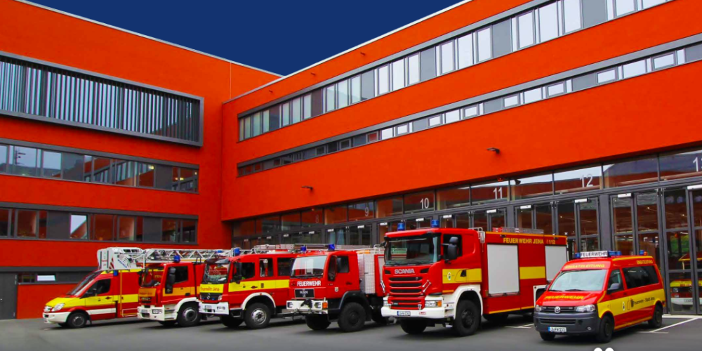 Feuerwehrfahrzeuge vor Halle