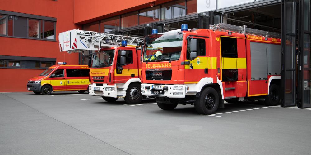 Feuerwehrfahrzeug  vor Hallentoren