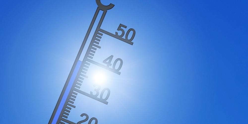 Thermometer vor blauem Himmel