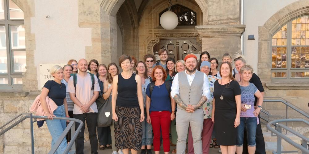 Menschen schauen in die Kamera