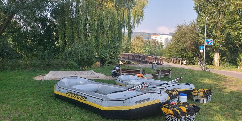 Zwei Schlauchboote sind auf einer Wiese neben der Griesbrücke in Jena abgelegt