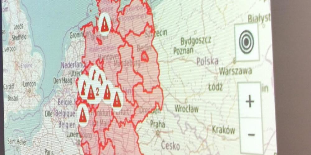 Anblick der MOWAS Warnapp, bei der die Deutschöandkarte rot gefärbt ist, weil Warnungen eingehen