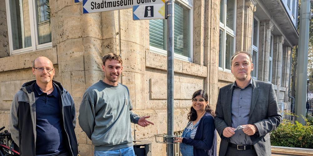 Menschen vor einem Mülleimer mit Pfandringen