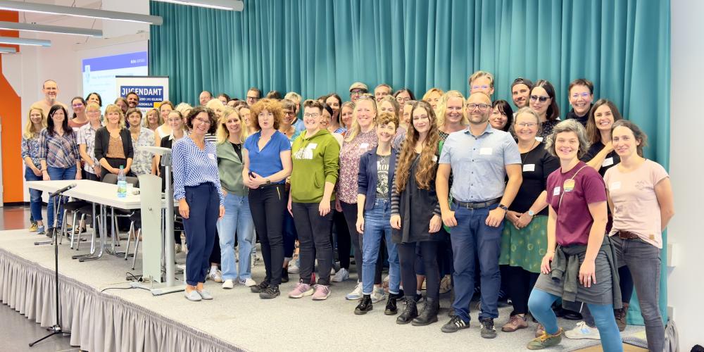 Viele Menschen auf einer Bühne