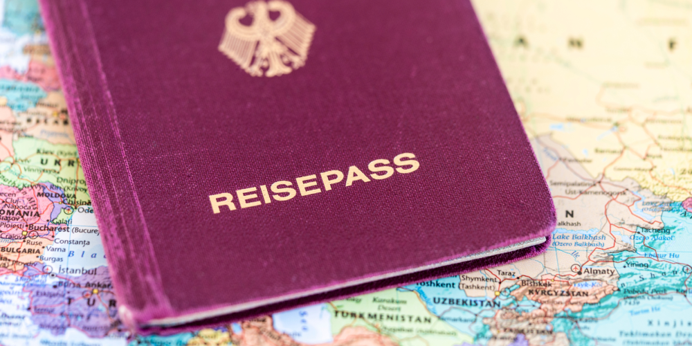 Reisepass liegt auf Landkarte