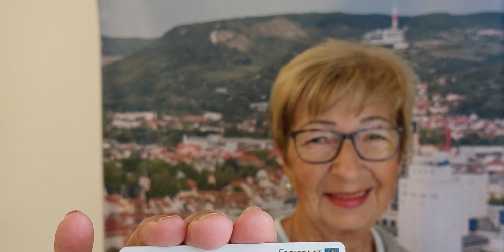 Elisabeth Wackernagel, Vorsitzende des Ehrenamtsbeirats, präsentiert die EhrenamtsCard, mit der freiwillige Helferinnen und Helfer Ermäßigungen in verschiedenen Einrichtungen erhalten.