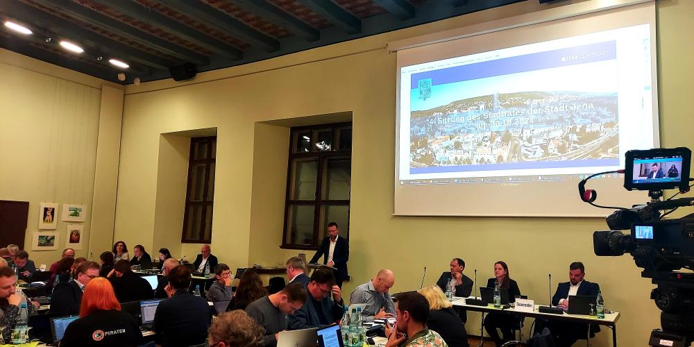 Plenarsaal im Historischen Rathaus zur Stadtratssitzung mit Vertretern des Stadtrates, an Tischen sitzend