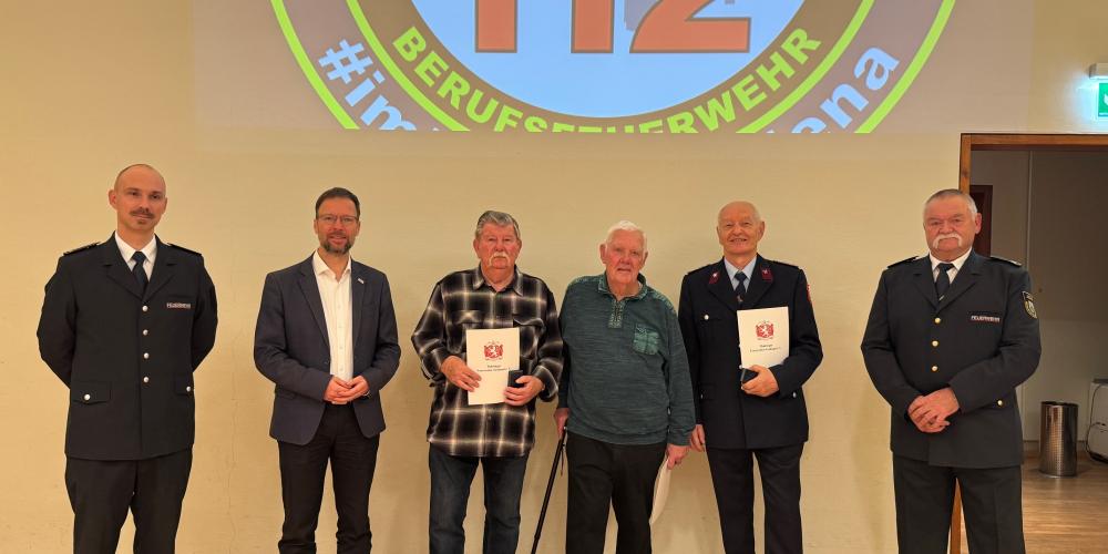 Würdigung für die dienstältesten Mitgliedschaften: v.l.n.r. Nick Ludwig (Berufsfeuerwehr Jena), Oberbürgermeister Dr. Thomas Nitzsche, Ulrich Schröder, Walter Schröter, Lothar Ratz, Ralf Hertig (Fachdienstleiter Feuerwehr Jena)