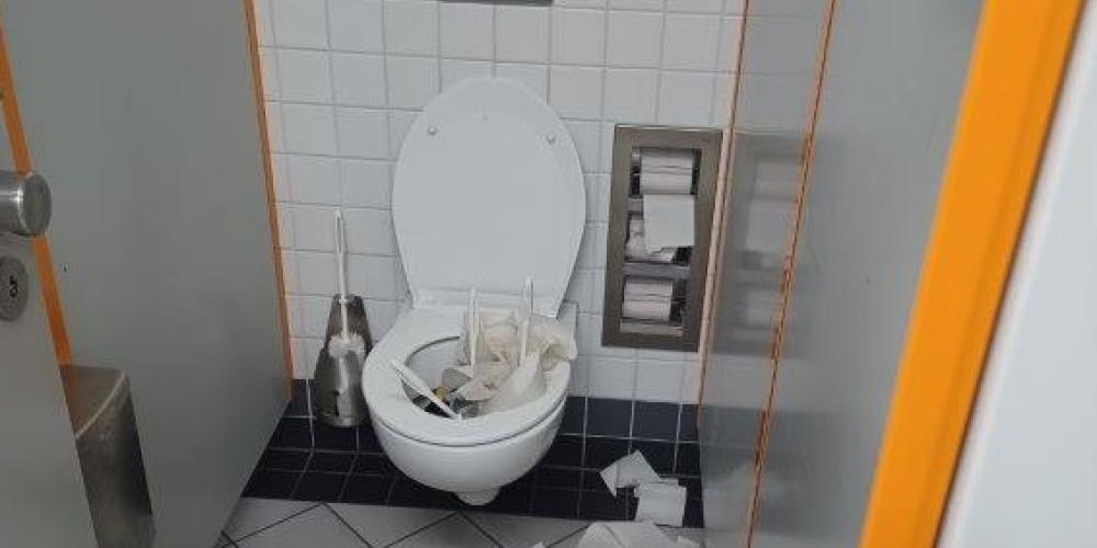 Ein WC wurde mit Toilettenpapier und Klobürsten verstopft.