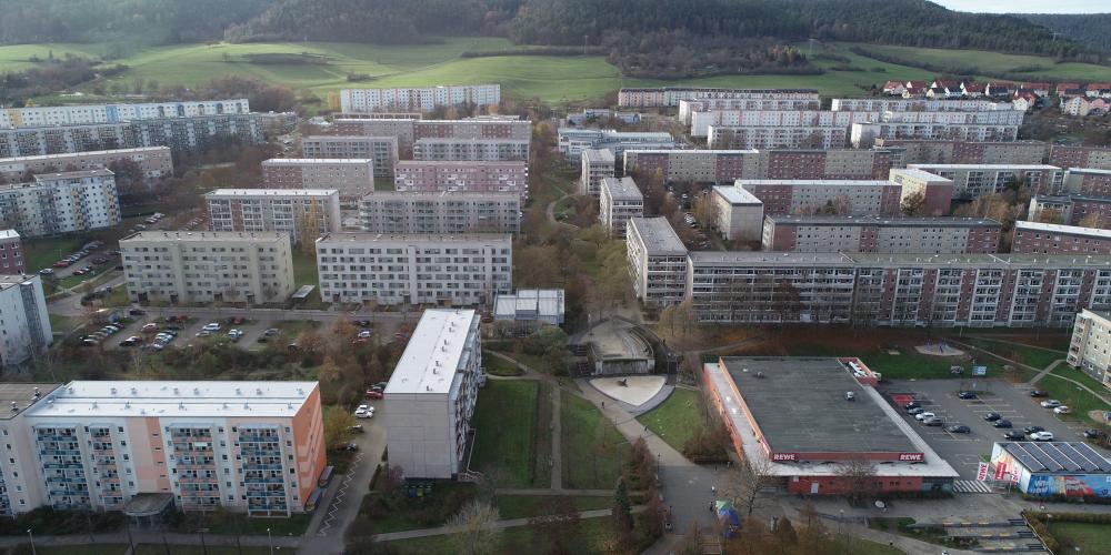 Luftaufnahme: Blick auf den Stadtteil Winzerla mit der Wasserachse.