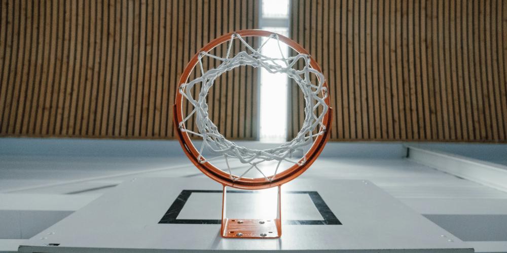 Basketballkorb in Turnhalle