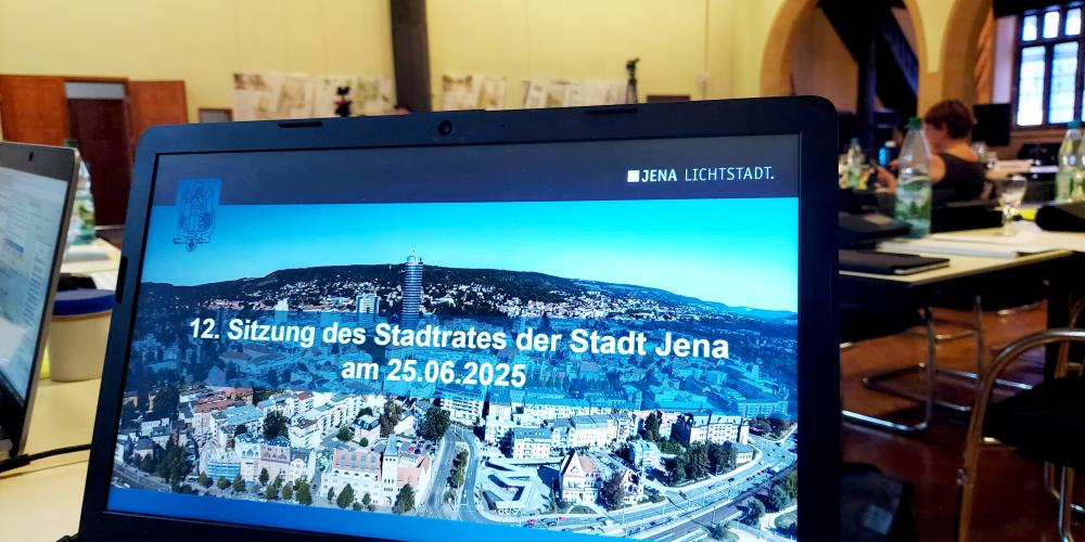 Bildschirm eines Computers zeigt eine Willkommensfolie für den 12. Stadtrat der Stadt Jena am Mittwoch, 25.6.2025