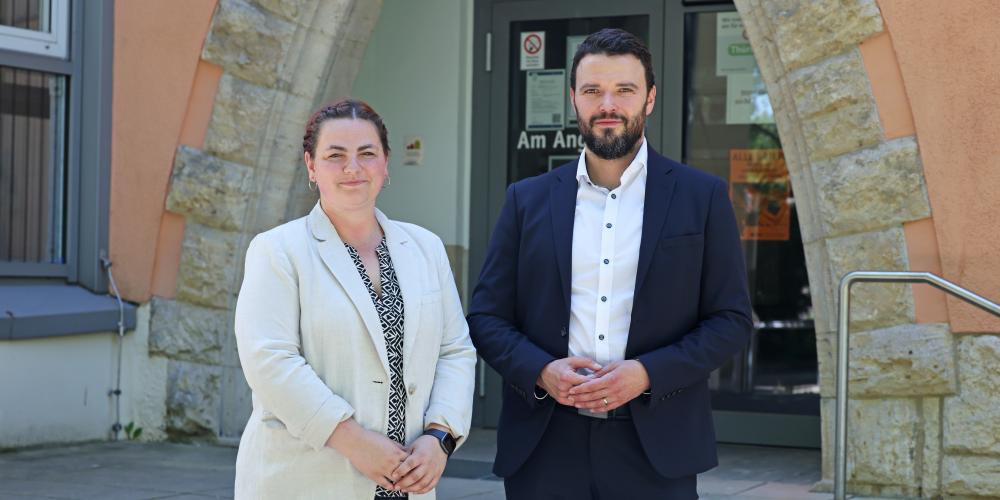 Ein Mann und eine Frau vor einem Hauseingang.