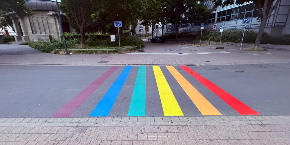 Ein Straßenübergang in Regenbogenfarben