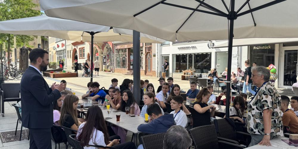 Bürgermeister Benjamin Koppe begrüßt die Jugendlichen aus Lugoj beim Eisessen.