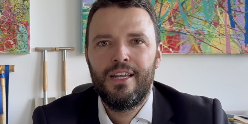 Ein Mann schaut in die Kamera