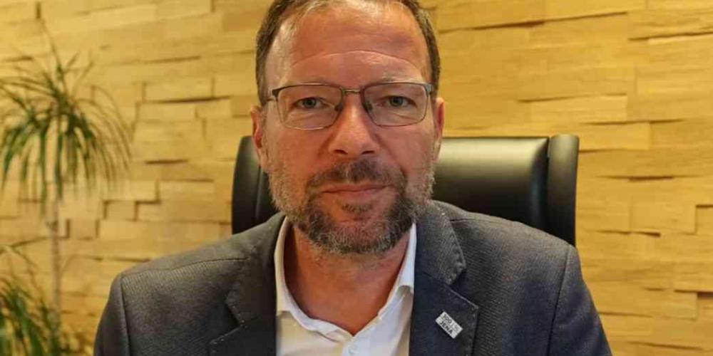 OB Dr. Thomas Nitzsche schaut in die Kamera.