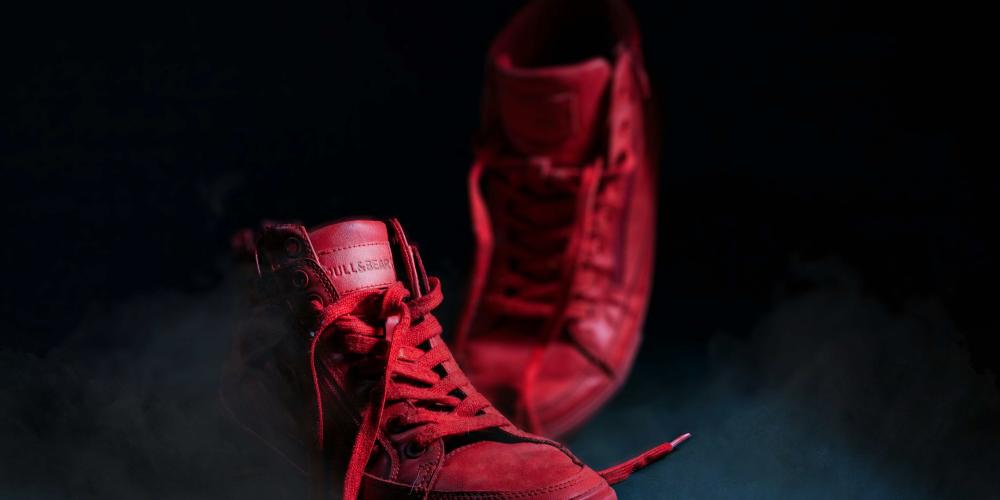 Ein paar rote Turnschuhe