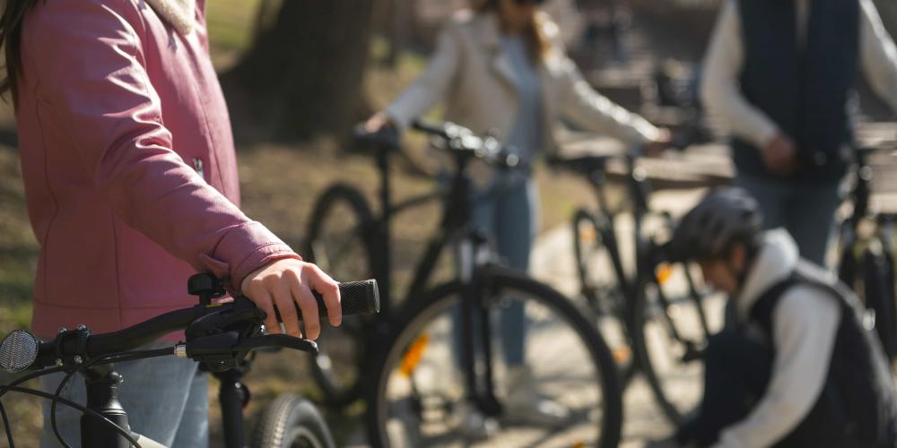 Vier Personen mit Fahrrädern