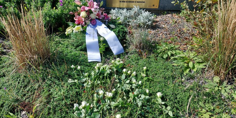 Kranz an Gedenktafel