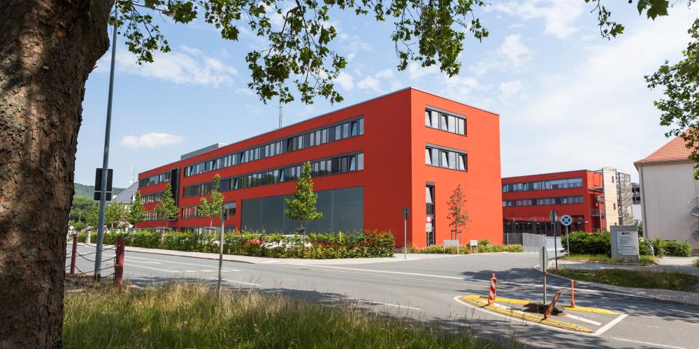 Blick auf rotes Dezernatsgebäude.