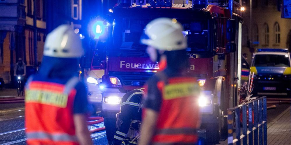 Zwei Feuerwehrmänner während des Einsatzes