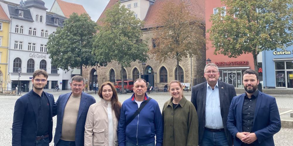 7 Personen vor dem Rathaus Jena