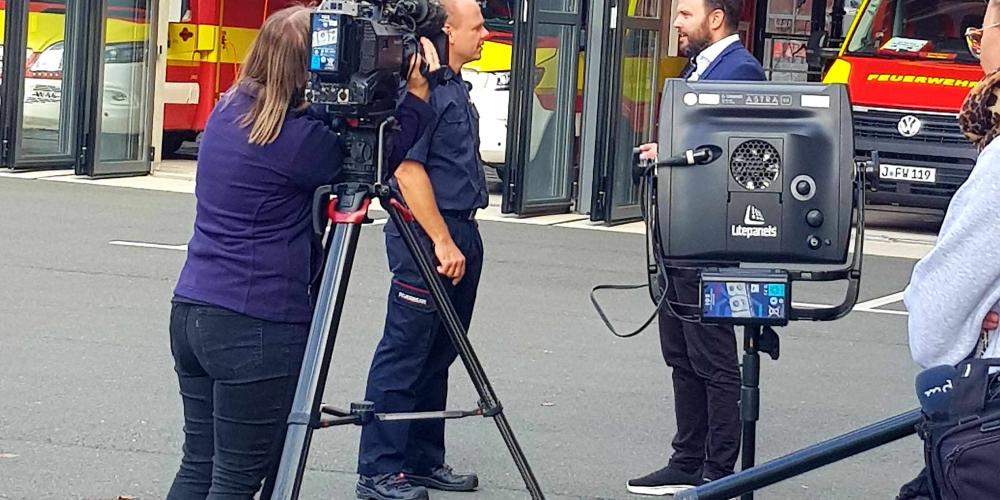 Bürgermeister Koppe und Feuerwehrmann Dietz im Gespräch, gefilmt vom MDR.