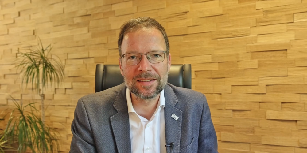 Oberbürgermeister Dr. Thomas Nitzsche schaut in die Kamera.