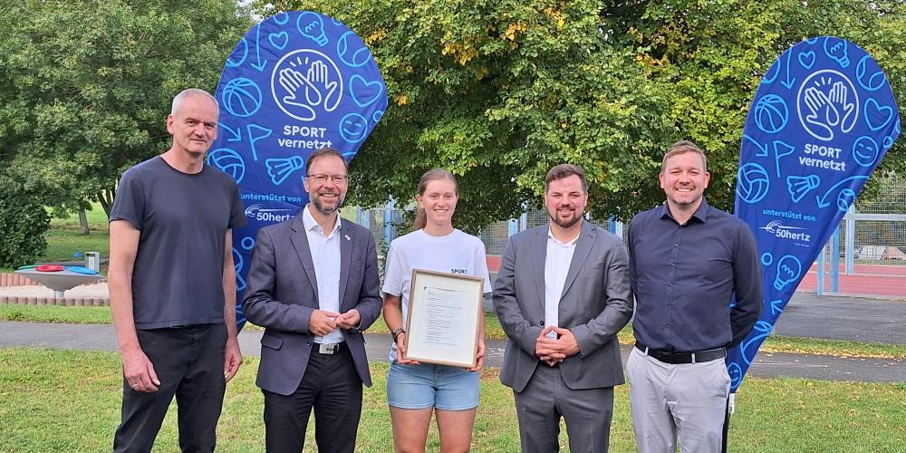 Mehrere Personen schauen in die Kamera.