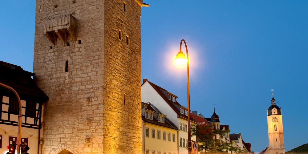 Blick auf das Johannistor in Jena am Abend