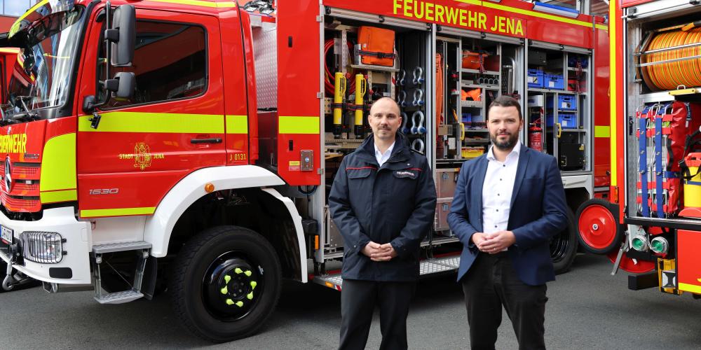 Bürgermeister Benjamin Koppe und Fachdiensleiter Nick Ludwig stehen vor den neuen Fahrzeugen für die Feuerwehr.