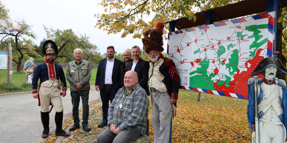 Mehrere Männer schauen beim Schlachtfeldplan Jena Auerstedt in die Kamera.