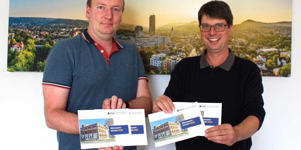 atrick Werner (Projektleitung Büromarktbericht, l.) und Markus Henkenmeier (Prokurist,r.) von JenaWirtschaft zeigen den Büromarktbericht 2025