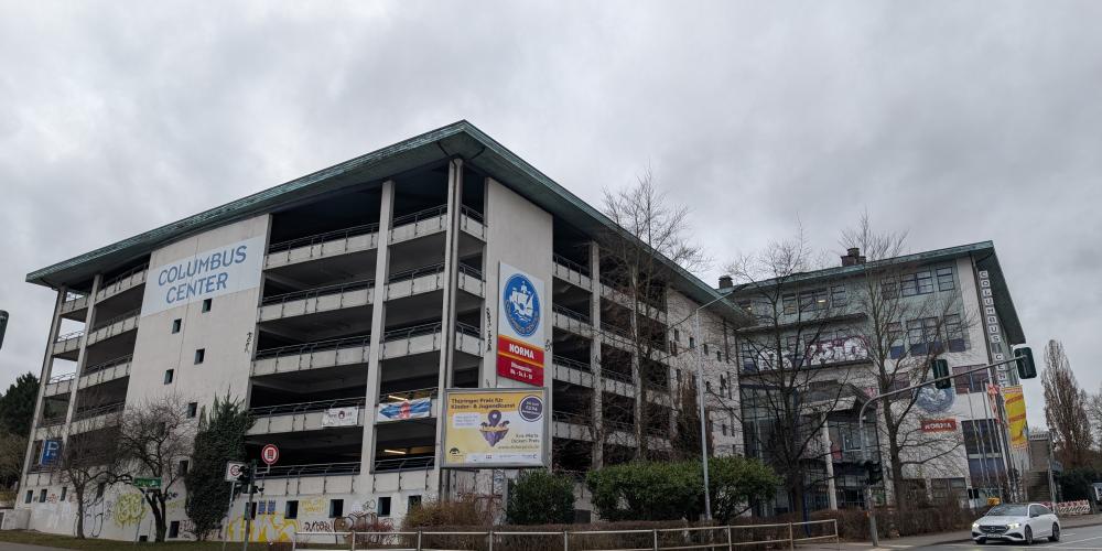 Blick auf ein älteres Einkaufscenter