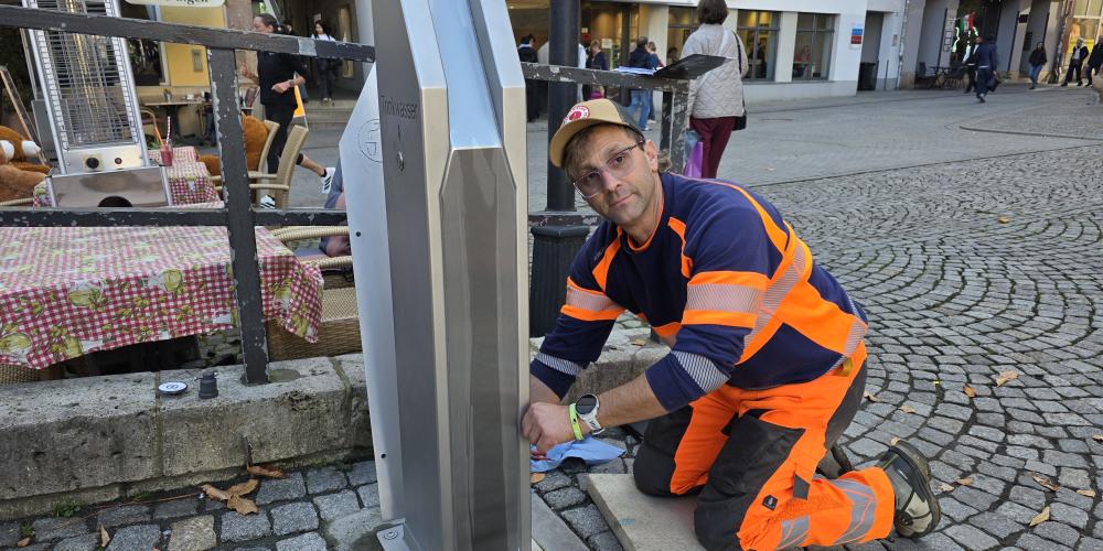 Daniel Peter vom Kommunalservice Jena schaltet den Trinkwasserspender auf dem Markt ab.