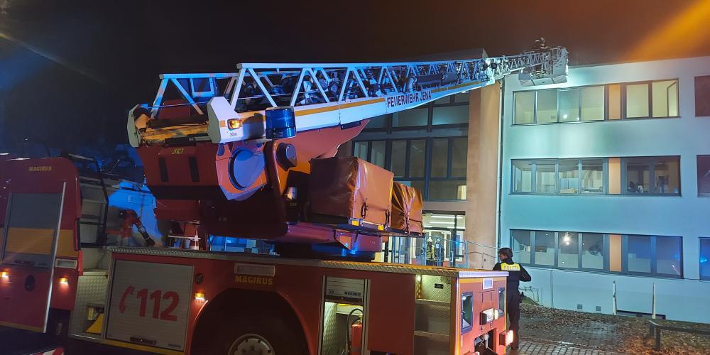 Feuerwehrauto mit ausgefahrener Drehleiter vor der Heinrich-Heine-Schule