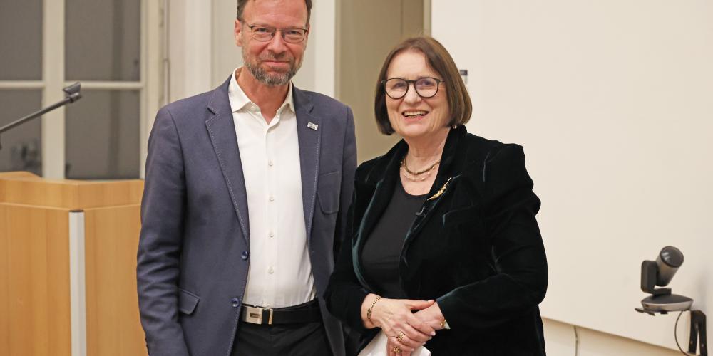 Zwei Personen stehen nebeneinander