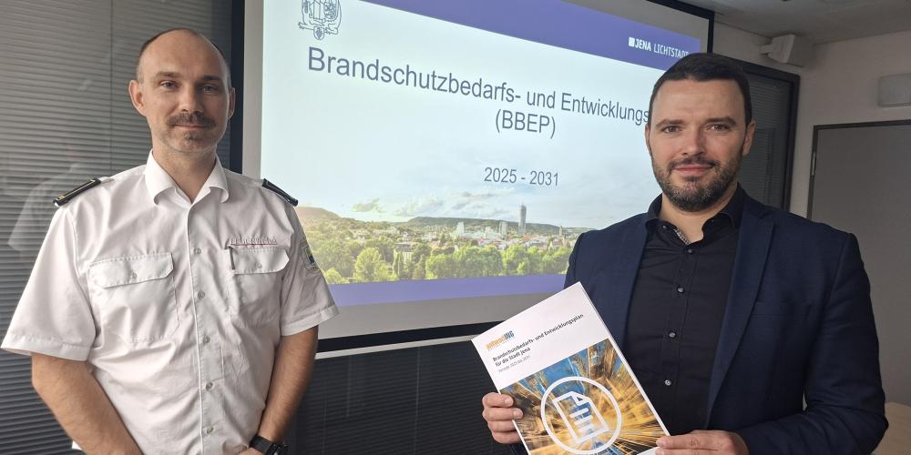 Nick Ludwig und Benjamin Koppe schauen in die Kamera.