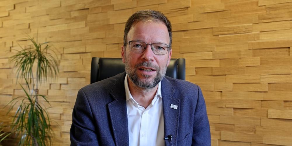 Oberbürgermeister Thomas Nitzsche spricht in einer Kamera.